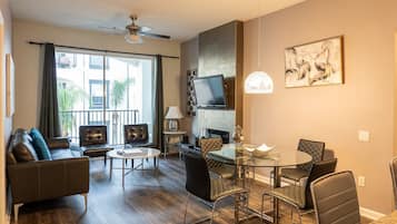 TV connectée, cheminée, jeux vidéo, lecteur de DVD