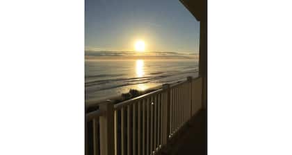 Direct Ocean Front Penthouse, Vacation In The Lap Of Luxury !