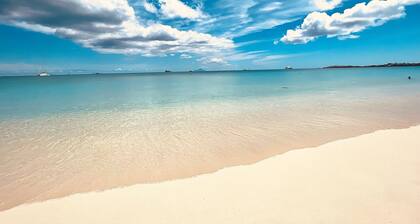 Perfect beach front condo in Simpson Bay Beach 2 bedroom+ Loft, 2.5 Baths.