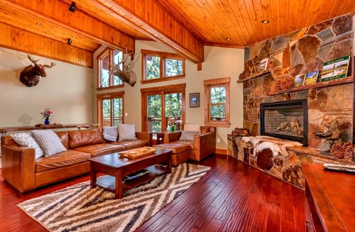 Luxury Tahoe/Donner Home w/Mountain Views, Sauna & Hot Tub! - 6 Bed / 4.5 Bath