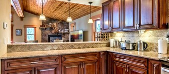 Luxury Tahoe/Donner Home w/Mountain Views, Sauna & Hot Tub! - 6 Bed / 4.5 Bath