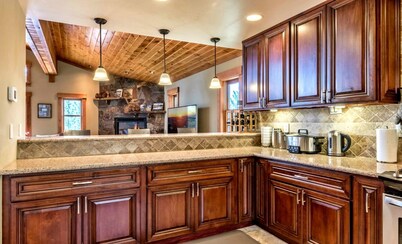 Luxury Tahoe/Donner Home w/Mountain Views, Sauna & Hot Tub! - 6 Bed / 4.5 Bath