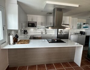 Køleskab, mikrobølgeovn, ovn, kogeplade