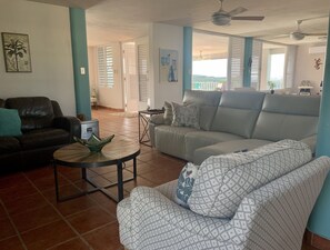 Smart-TV, DVD-spiller, bøker og filmbibliotek