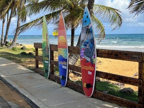 Tæt på stranden, liggestole, badehåndklæder