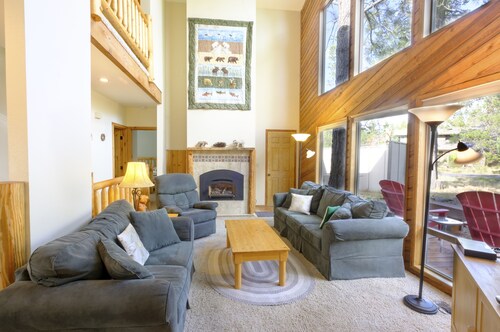 Tranquil, well-kept Cabin with Log Furniture & SHARC passes at 1, Whistling Swan