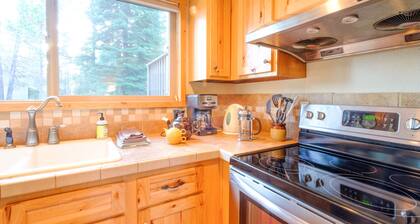 Tranquil, well-kept Cabin with Log Furniture & SHARC passes at 1, Whistling Swan