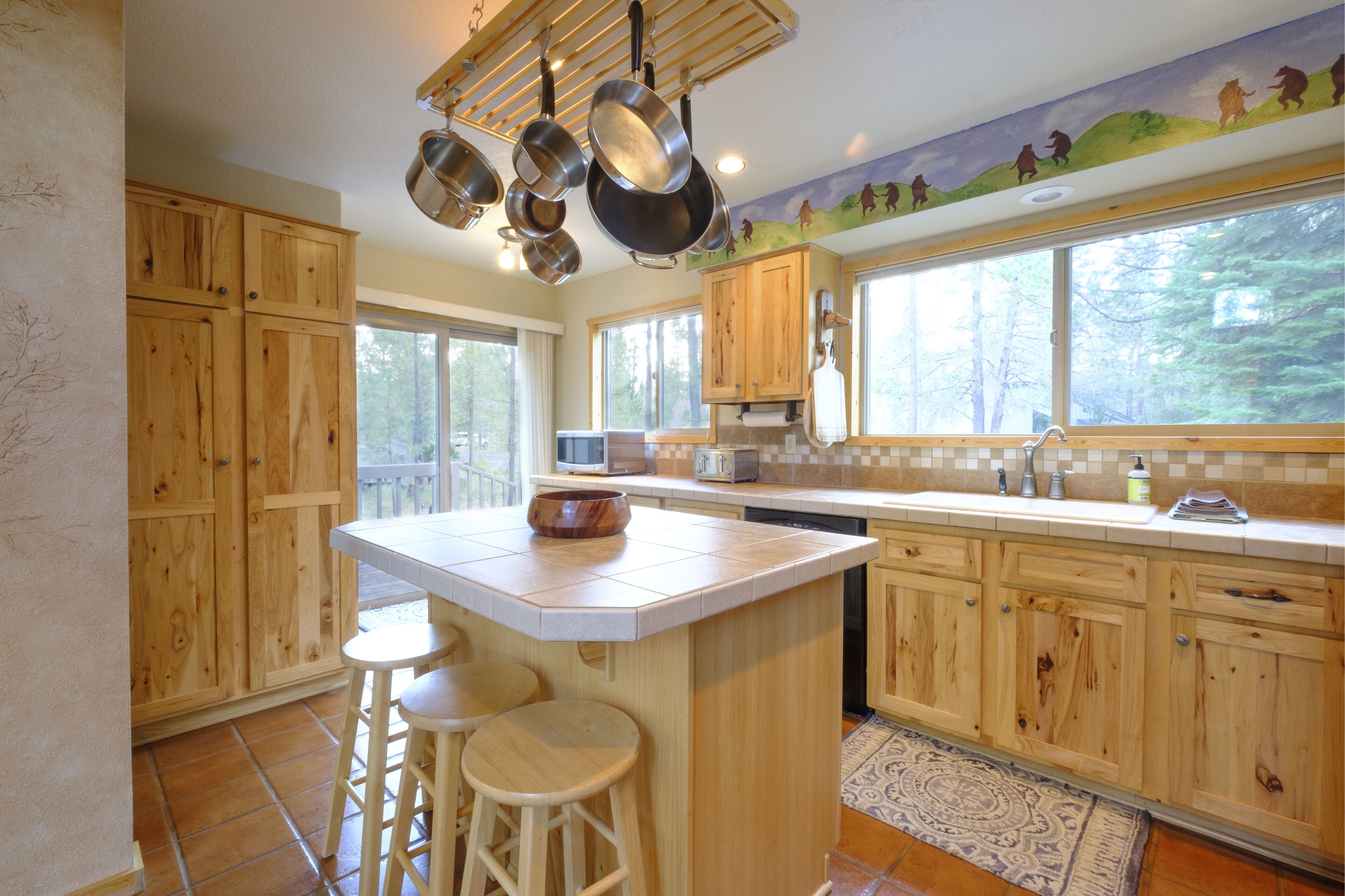 Tranquil, well-kept Cabin with Log Furniture & SHARC passes at 1, Whistling Swan