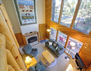 TV, fireplace, DVD player, books - Tranquil, well-kept Cabin with Log Furniture & SHARC passes at 1, Whistling Swan (Bend)