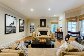 Smart TV, chimenea, reproductor de DVD y libros 