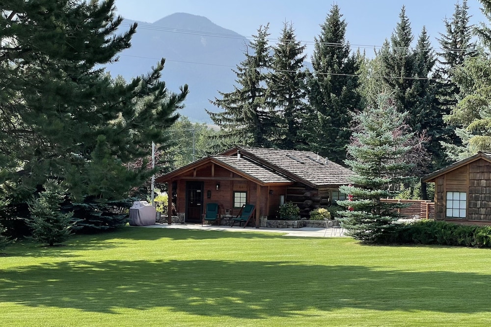 Red Lodge MT Getaway, Hot Tub, Fire pit, just minutes from town, hiking/fishing