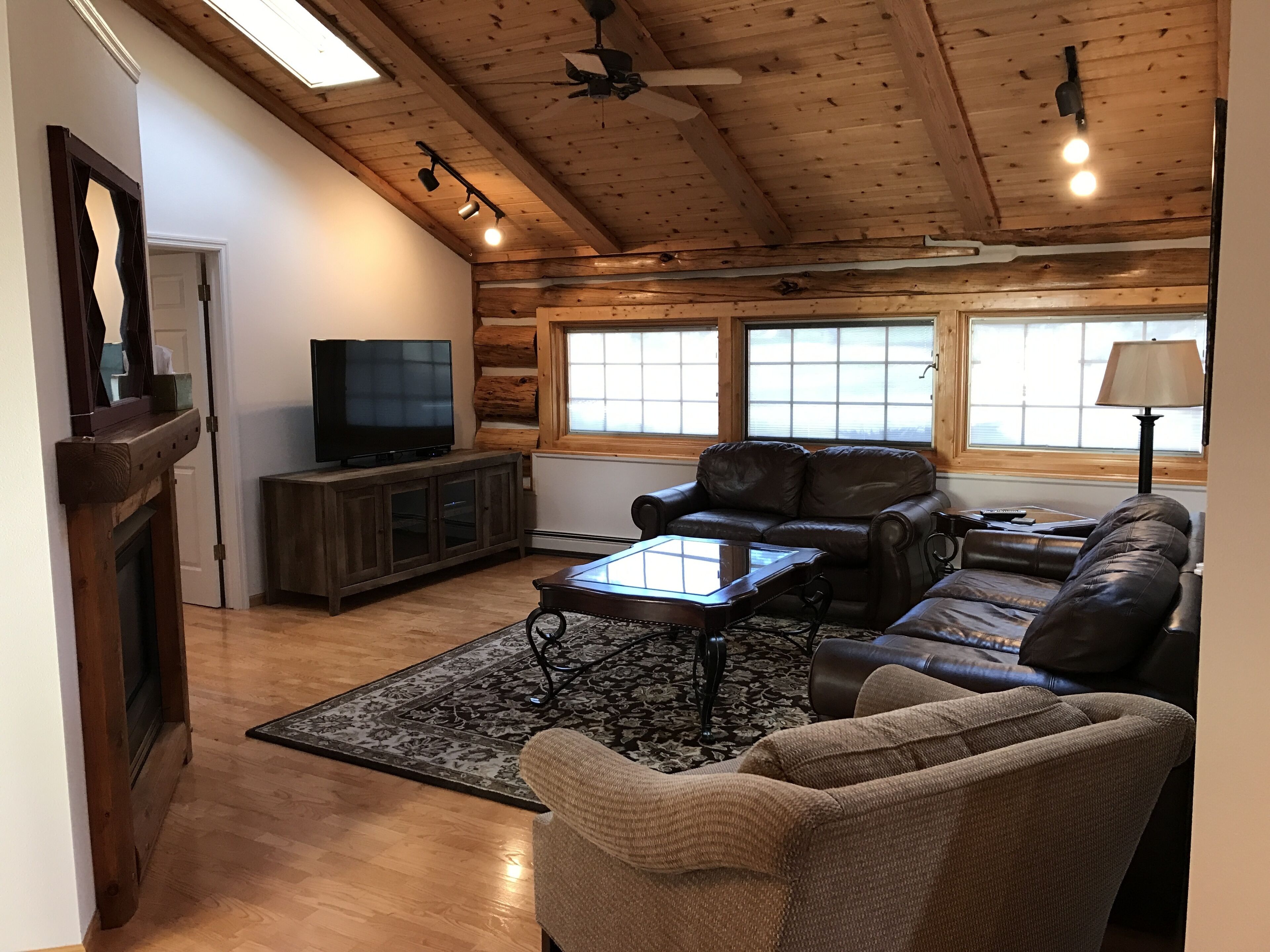 Red Lodge MT Getaway, Hot Tub, Fire pit, just minutes from town, hiking/fishing