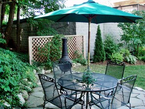 Outdoor dining - Charming 2B/1B Cottage, Private Patio, Downtown, OffStreet Parking, Dog Friendly (Saugatuck)