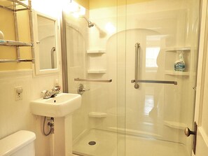 Ensemble baignoire-douche, séchoir à cheveux, savon