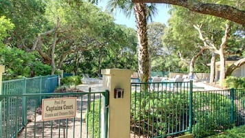 Área de piscina amurallada con un cartel que indica que es solo para huéspedes y propietarios.