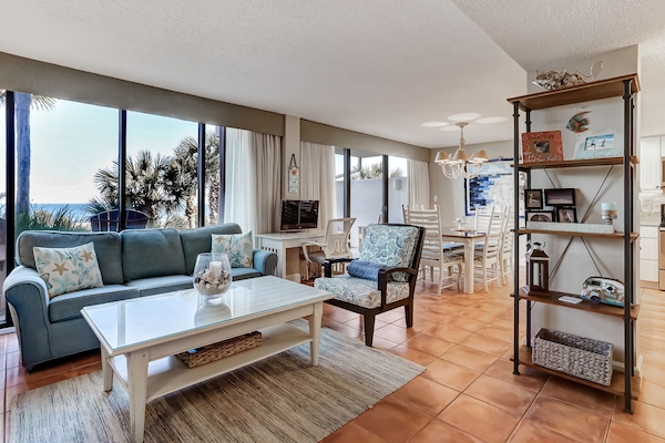 Televisor intel·ligent, reproductor de DVD, llibres i videoteca