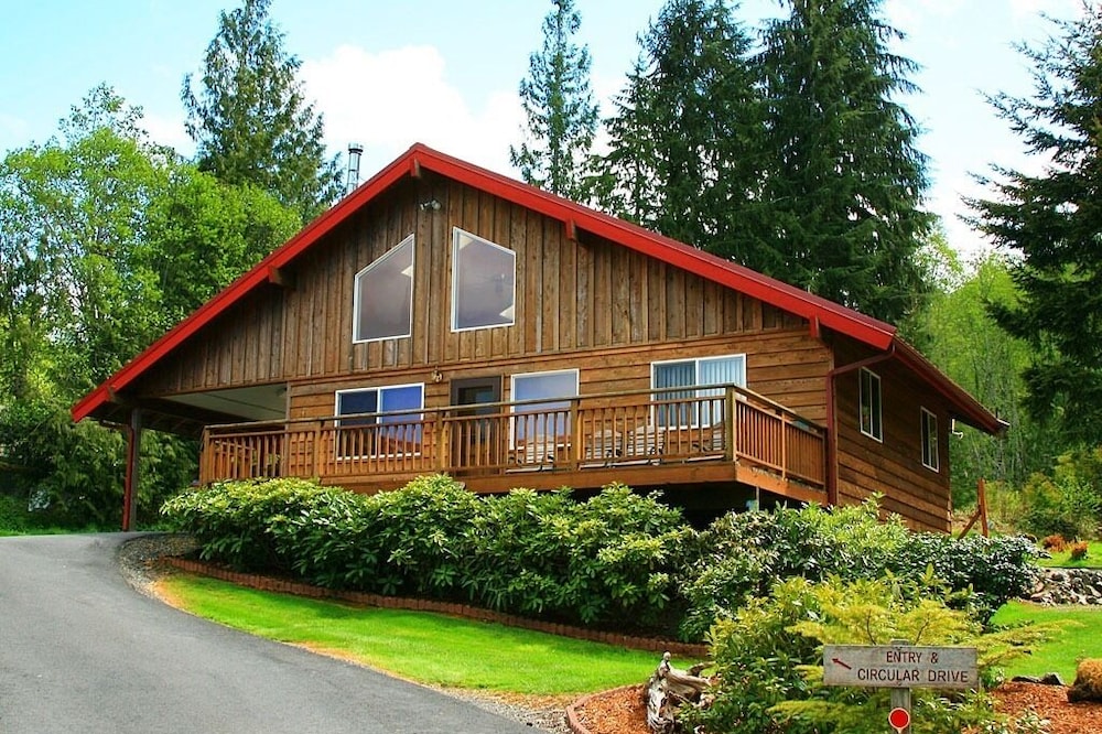 This Is The Place - Your Year Round Getaway! N. W. Living At Its Best!