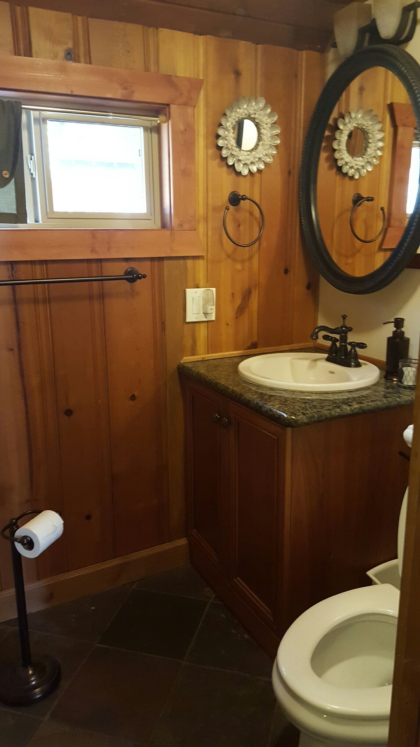 Vintage Cabin, Filtering Lake Views, Pets allowed upon Appproval, Great location