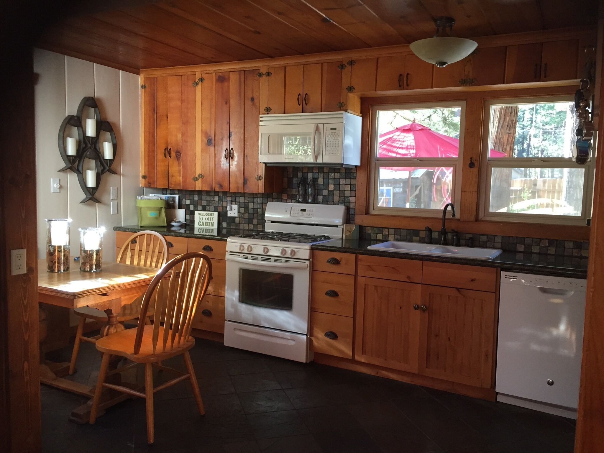 Vintage Cabin, Filtering Lake Views, Pets allowed upon Appproval, Great location