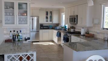 冰箱、微波炉、烤箱、炉灶