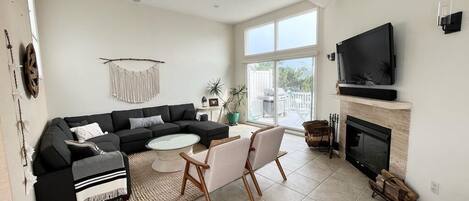 Een smart-tv, een open haard en boeken