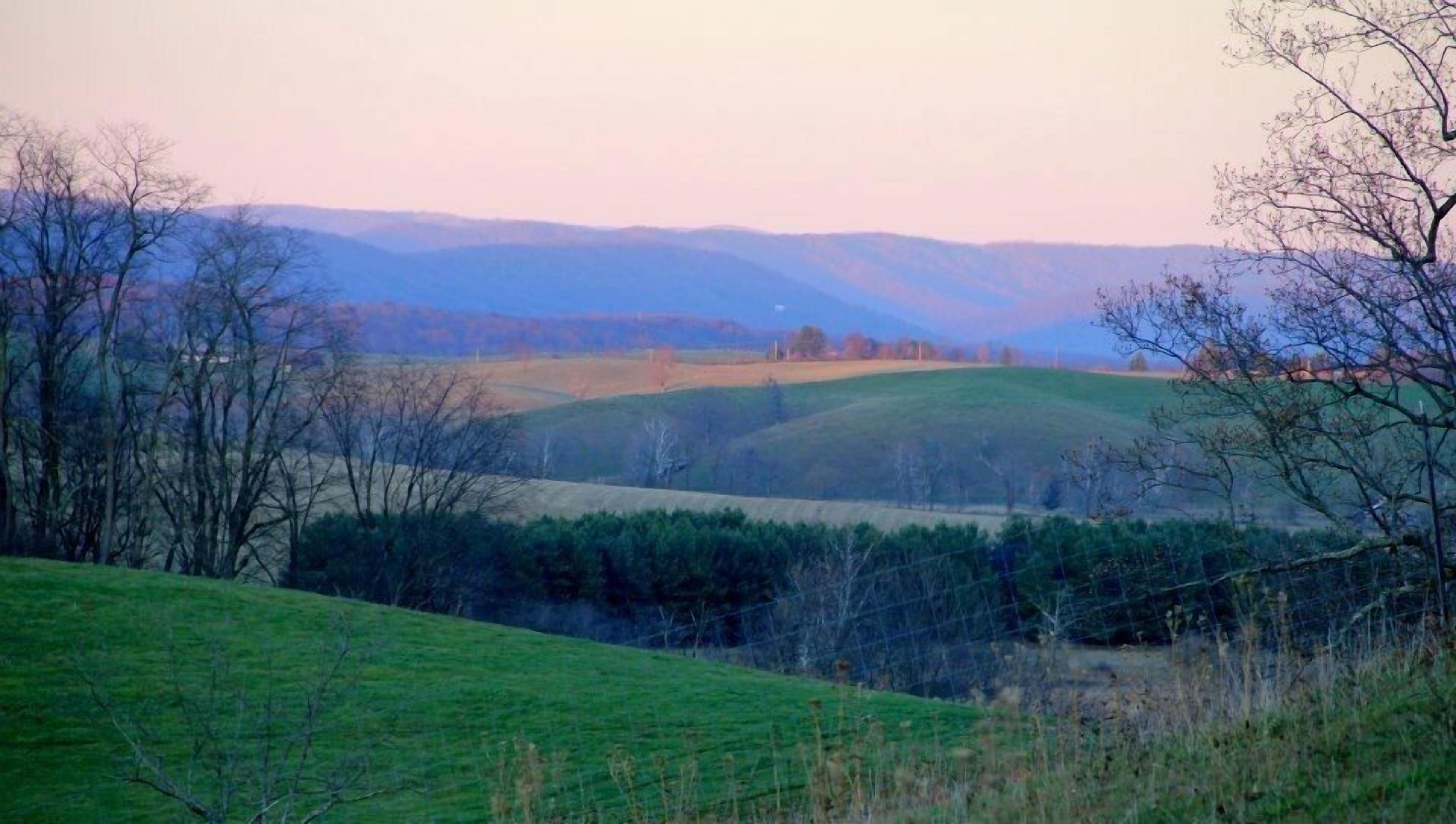 Quaint Country Cottage, Mountain Views, VT/Radford/VA Families Haven!
