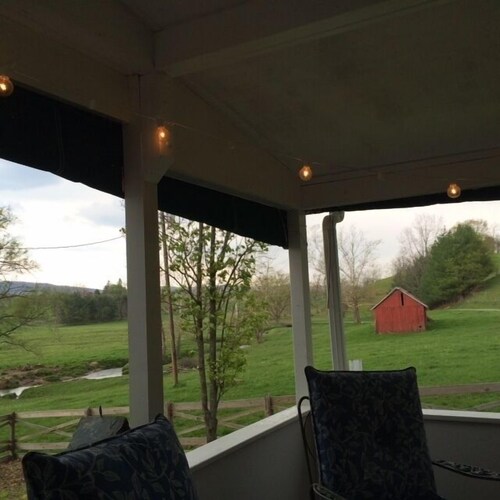 Quaint Country Cottage, Mountain Views, VT/Radford/VA Families Haven!