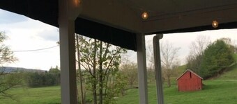 Quaint Country Cottage, Mountain Views, VT/Radford/VA Families Haven!