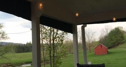 Quaint Country Cottage, Mountain Views, VT/Radford/VA Families Haven!