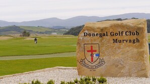Un gran cartel de piedra del Donegal Golf Club Murvagh con un escudo y el año de fundación.