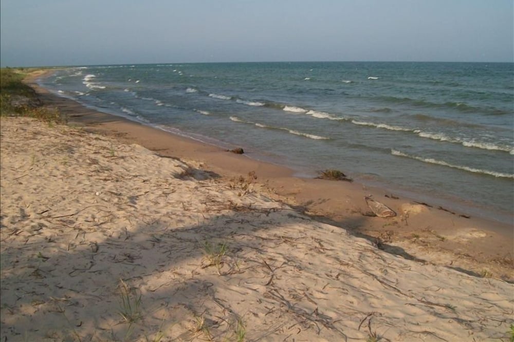 Lake Michigan Sand Beachfront Condo, Spectacular Views, Sunrise Shores, WiFi
