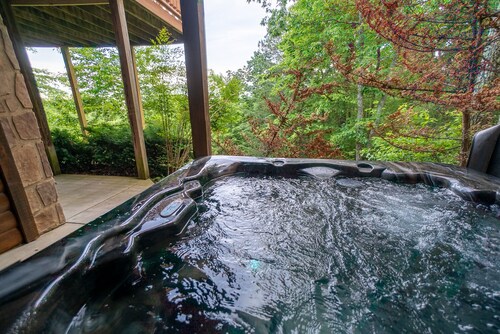 Breathtaking Mountain Views, Relaxation & Luxury Owner Managed Cabin ~Specials~