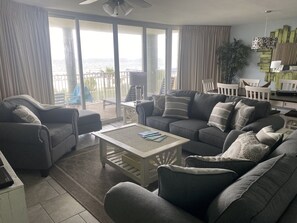 Televisión de pantalla plana y libros 