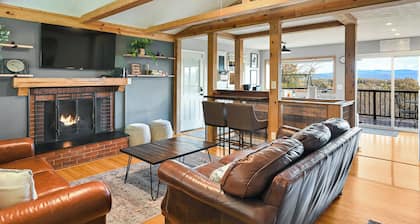 Spectacular Views! Hot Tub-10 mins from Dwntwn Asheville-Huge Fenced Yard!