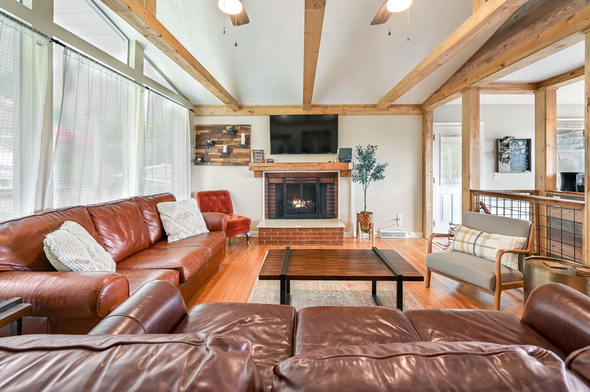 *Newly Remodeled*Epic Mountain Views*10 Min To Dwntn Asheville*Huge Yard*Hot Tub