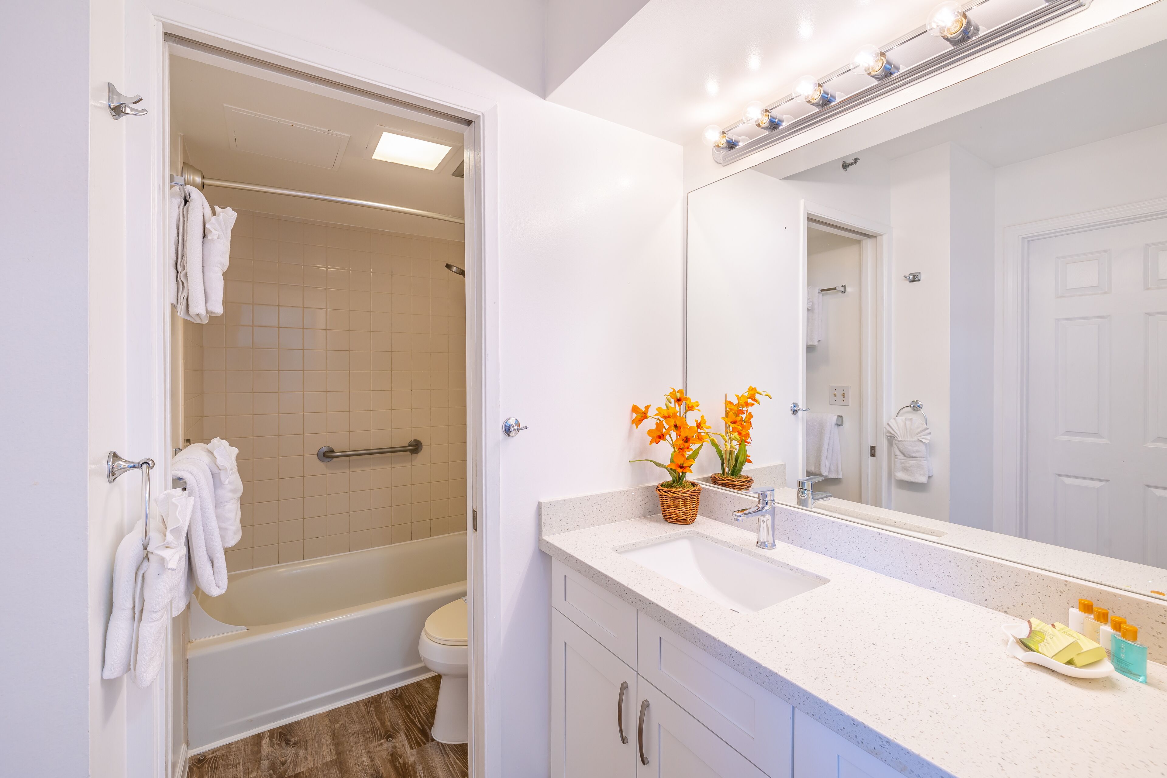 Dreamy Diamond Head View Condo with Parking Perks and Just Steps to the Beach!