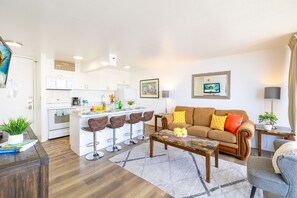 Interior - Beautiful Ocean and Diamond Head Views w/ Parking (Honolulu)