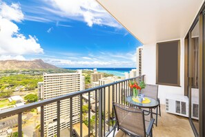 Outdoor dining - Beautiful Ocean and Diamond Head Views w/ Parking (Honolulu)