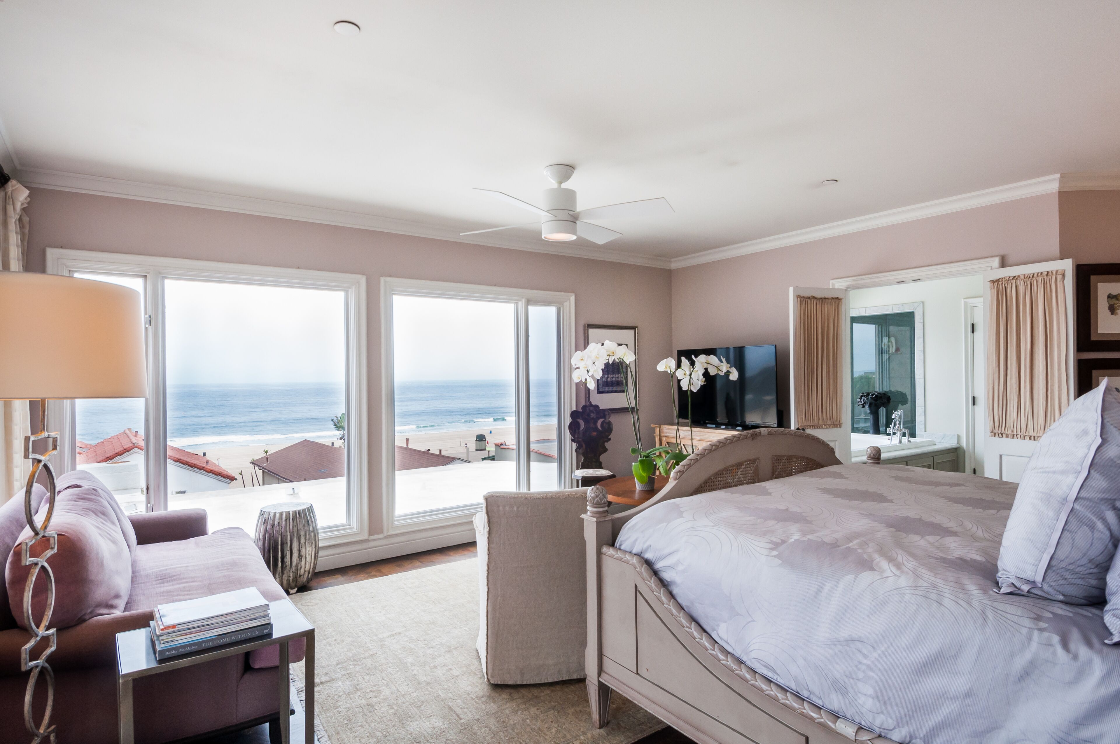 BIG VIEWS,ELEGANT,STEPS TO SAND AND TOWN
