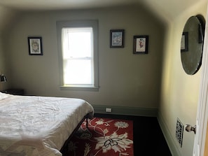 4 bedrooms, desk, iron/ironing board, free WiFi - 10 min. Walk to the Falls (Niagara Falls)