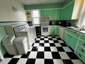 Cafetera/tetera, refrigerador, microondas, horno