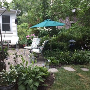 Terrace/patio - Alnwick Cottage, quaint and comfortable (Niagara on the Lake)