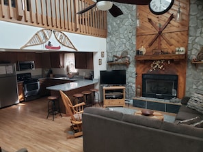 Una Smart TV, una chimenea, videojuegos, un reproductor de DVD