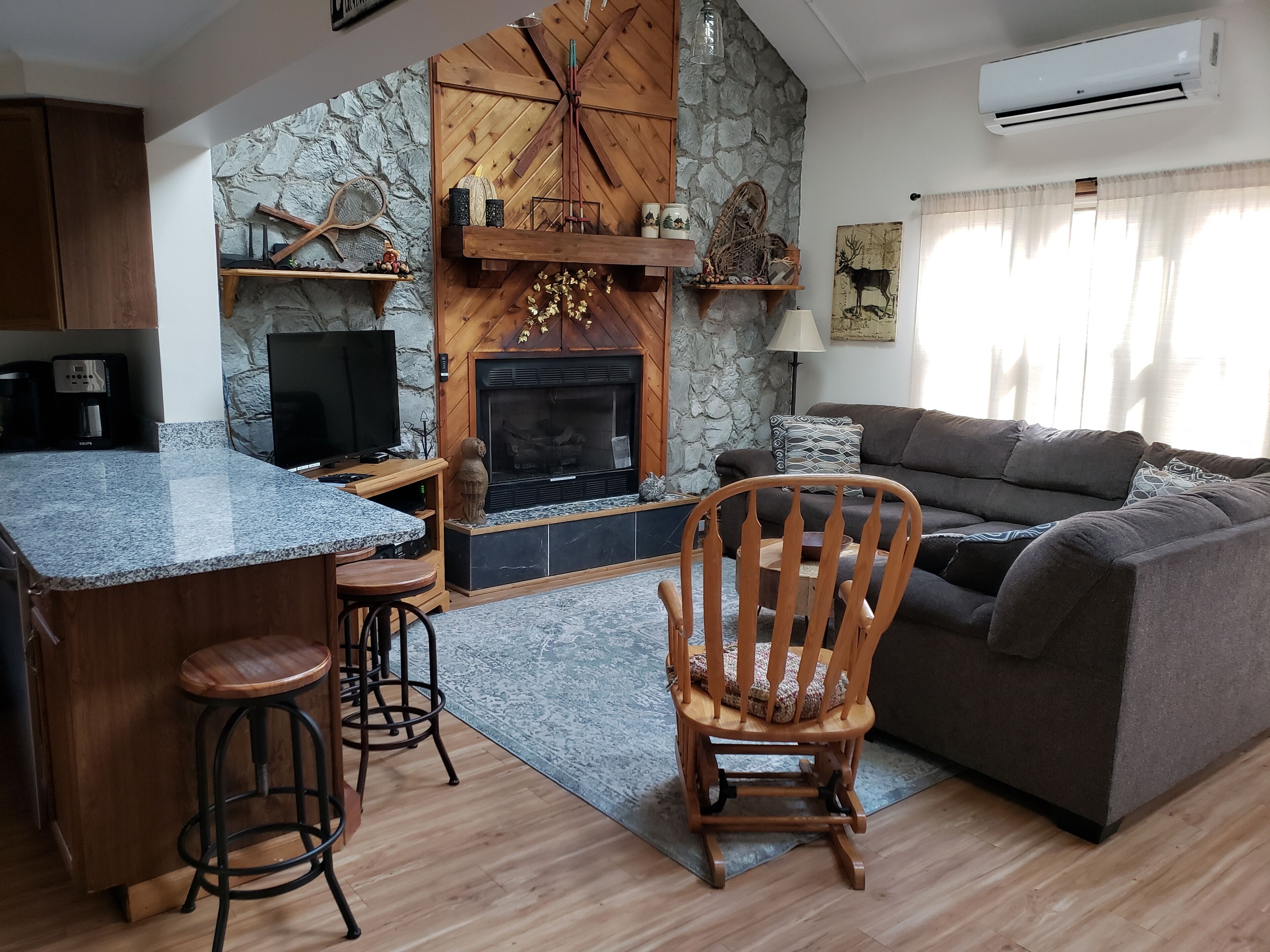 TV connectée, cheminée, jeux vidéo, lecteur de DVD