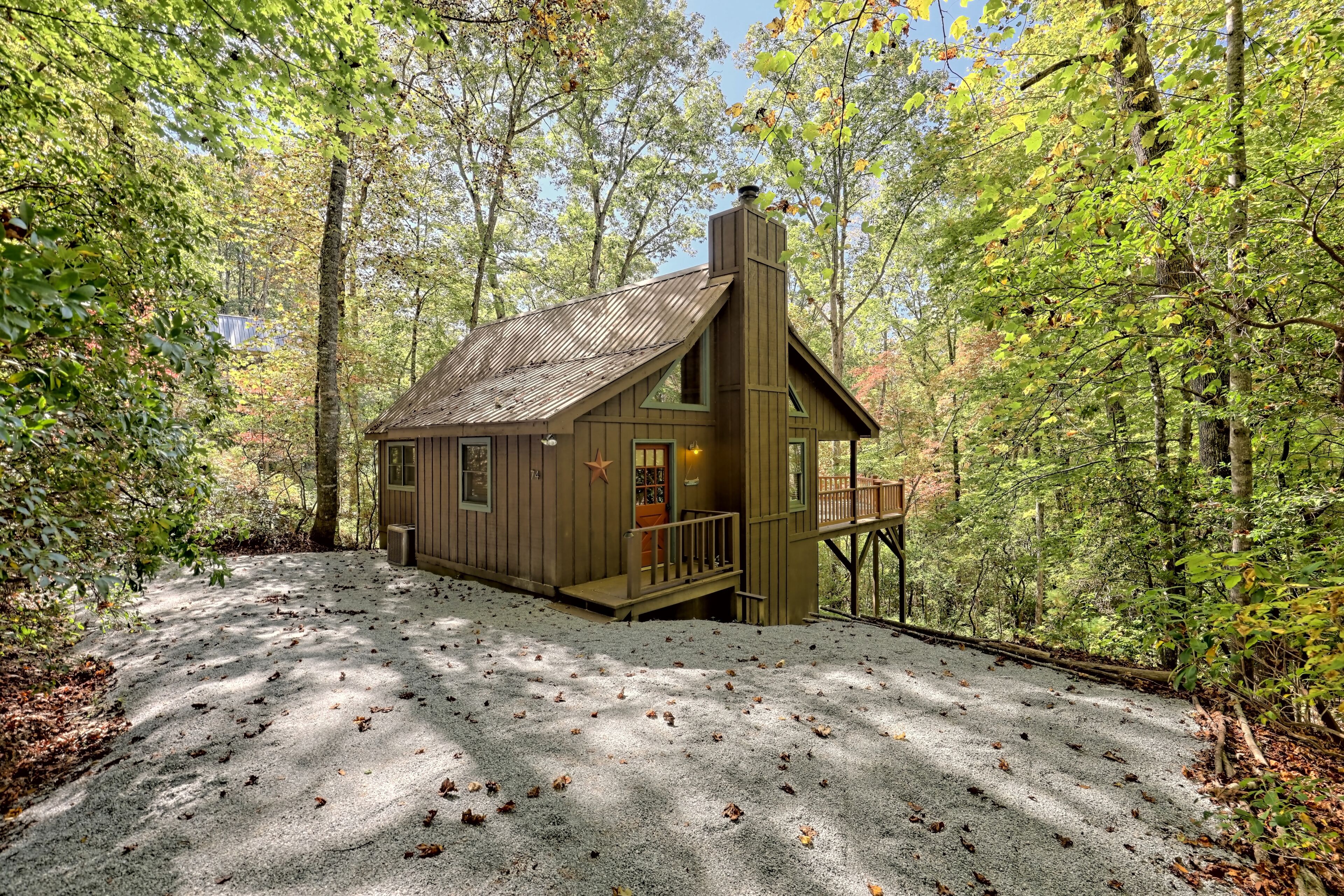 Mountain Retreat Getaway by Lake Burton, HOT TUB!!