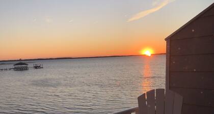 Waterfront Townhouse! Upeita auringonlaskuja! 2 kannet on Water!