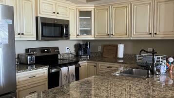 Réfrigérateur, micro-ondes, lave-vaisselle, cafetiÚre/bouilloire