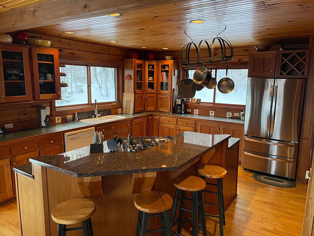 Panoramic Mountain Views From This Private Mountain Cabin.