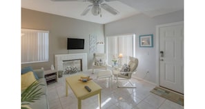 Smart TV, books - Beautiful Waterfront Condo in Madeira Beach Yacht Club (Madeira Beach)
