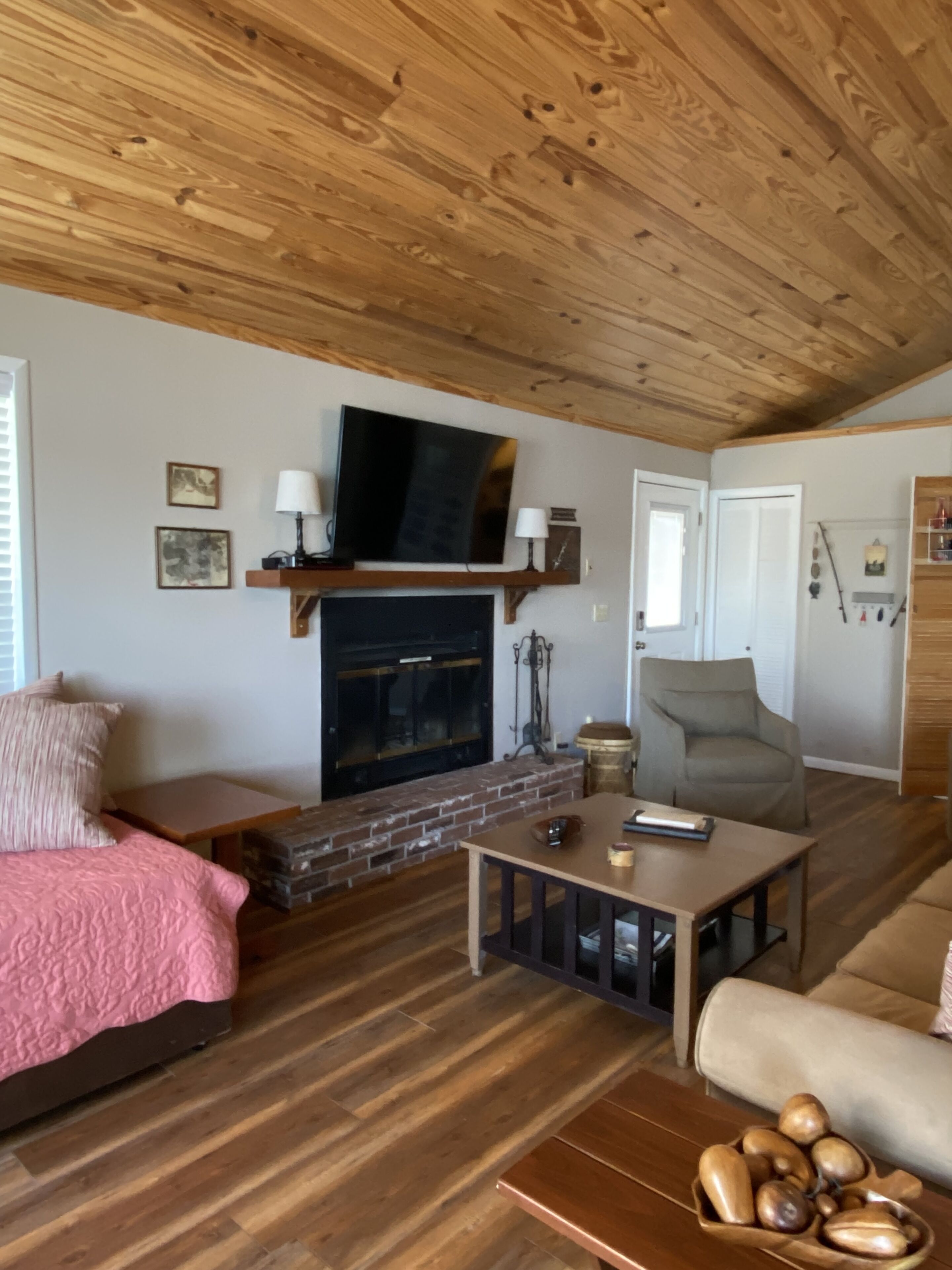 Spectacular Lake Views, Bright & Cozy Interior, Great Fishing